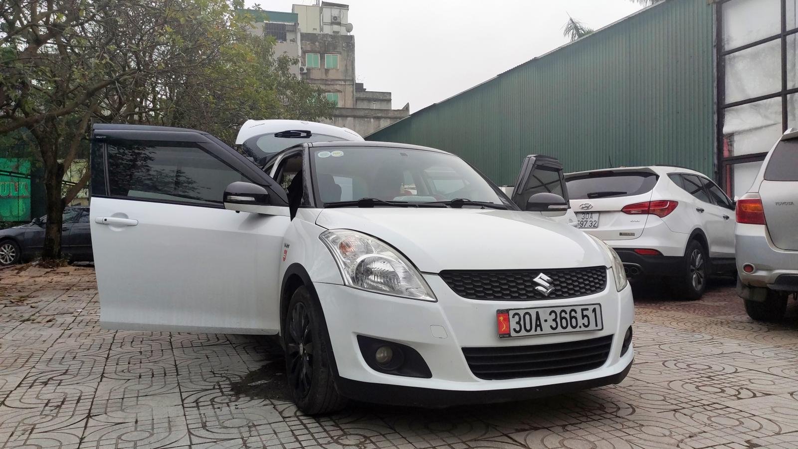 Suzuki Swift 2014 - Bán Suzuki Swift 1.4AT sản xuất năm 2014, màu trắng