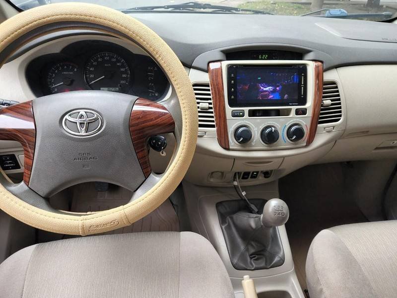 Toyota Innova 2014 - Cần bán lại xe Toyota Innova sản xuất 2014, màu bạc, 358 triệu