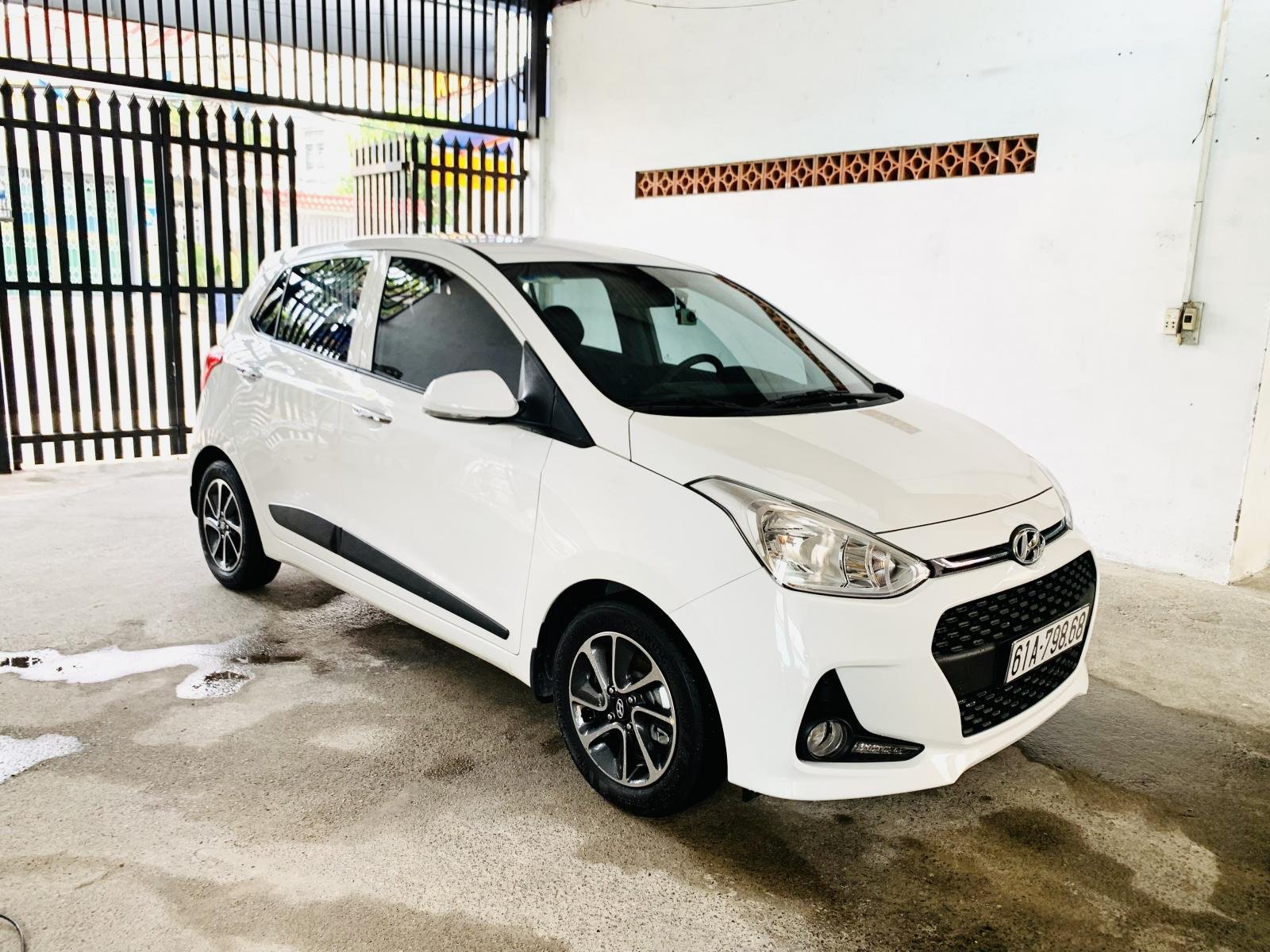 Hyundai Grand i10 2020 - Bán ô tô Hyundai Grand i10 Hatchback 1.2AT sản xuất năm 2020, màu trắng, giá 400tr