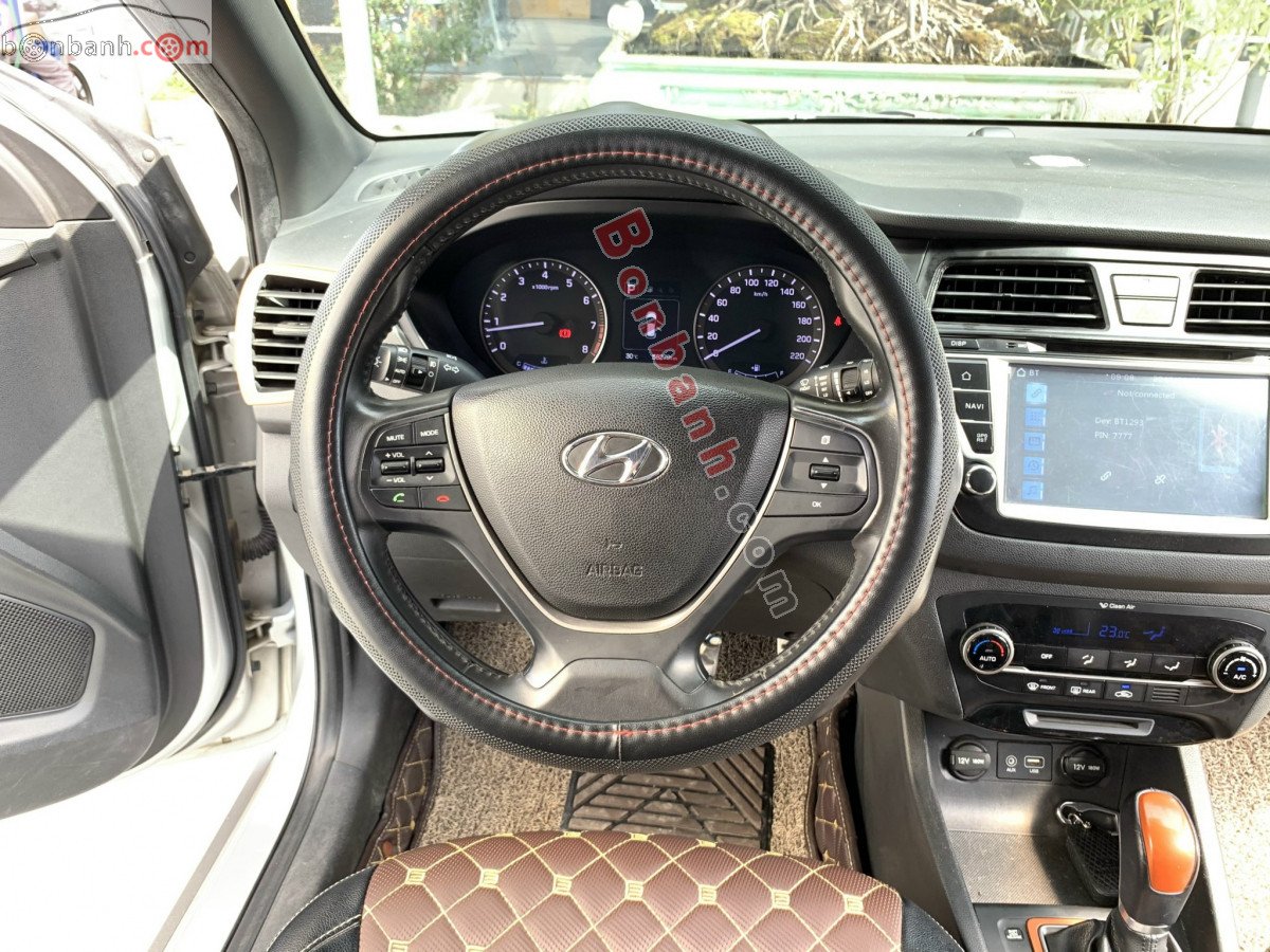 Hyundai i20 Active 2015 - Bán Hyundai i20 Active 1.4AT sản xuất năm 2015, màu bạc