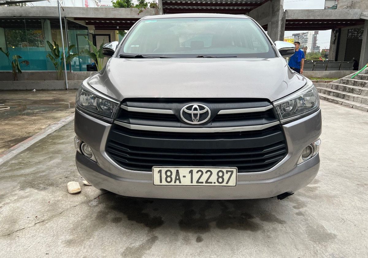 Toyota Innova 2018 - Cần bán xe Toyota Innova 2.0E sản xuất 2018, màu xám, 495tr