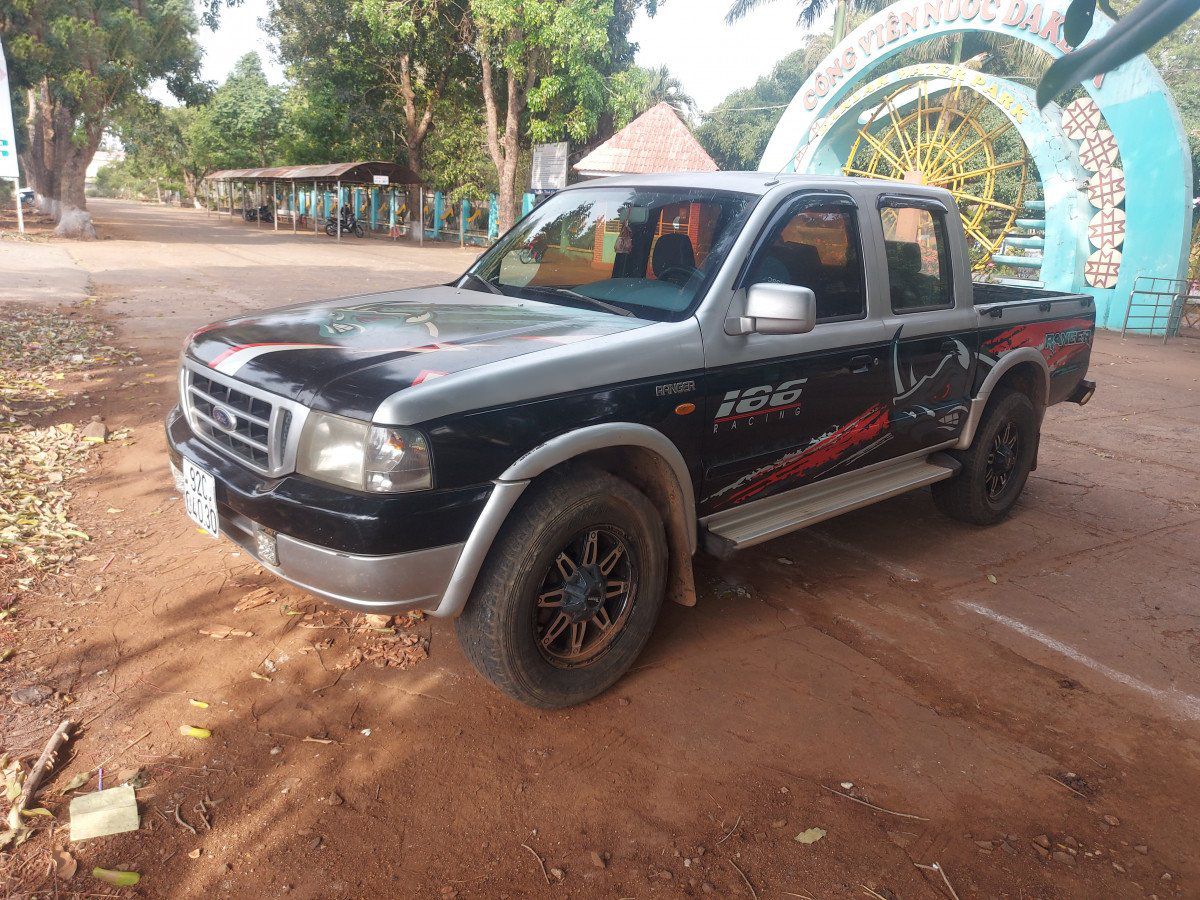 Ford Ranger 2004 - Bán ô tô Ford Ranger XL 2.2 4x4MT năm sản xuất 2004, màu đen, giá tốt