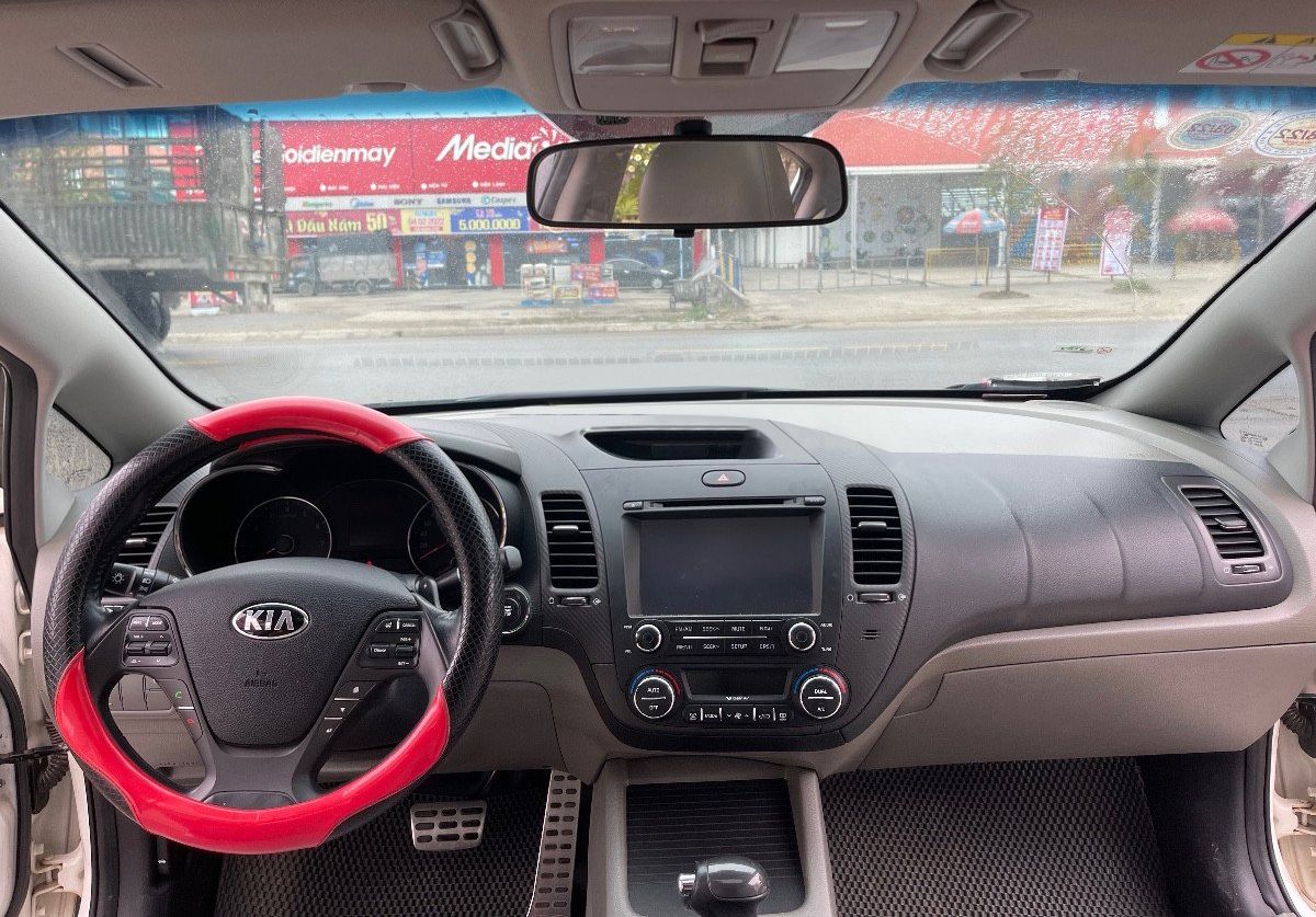 Kia K3 2015 - Bán xe Kia K3 2.0AT sản xuất năm 2015, màu trắng