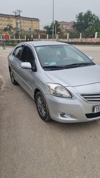 Toyota Vios 2013 - Cần bán Toyota Vios E sản xuất 2013, màu bạc giá cạnh tranh