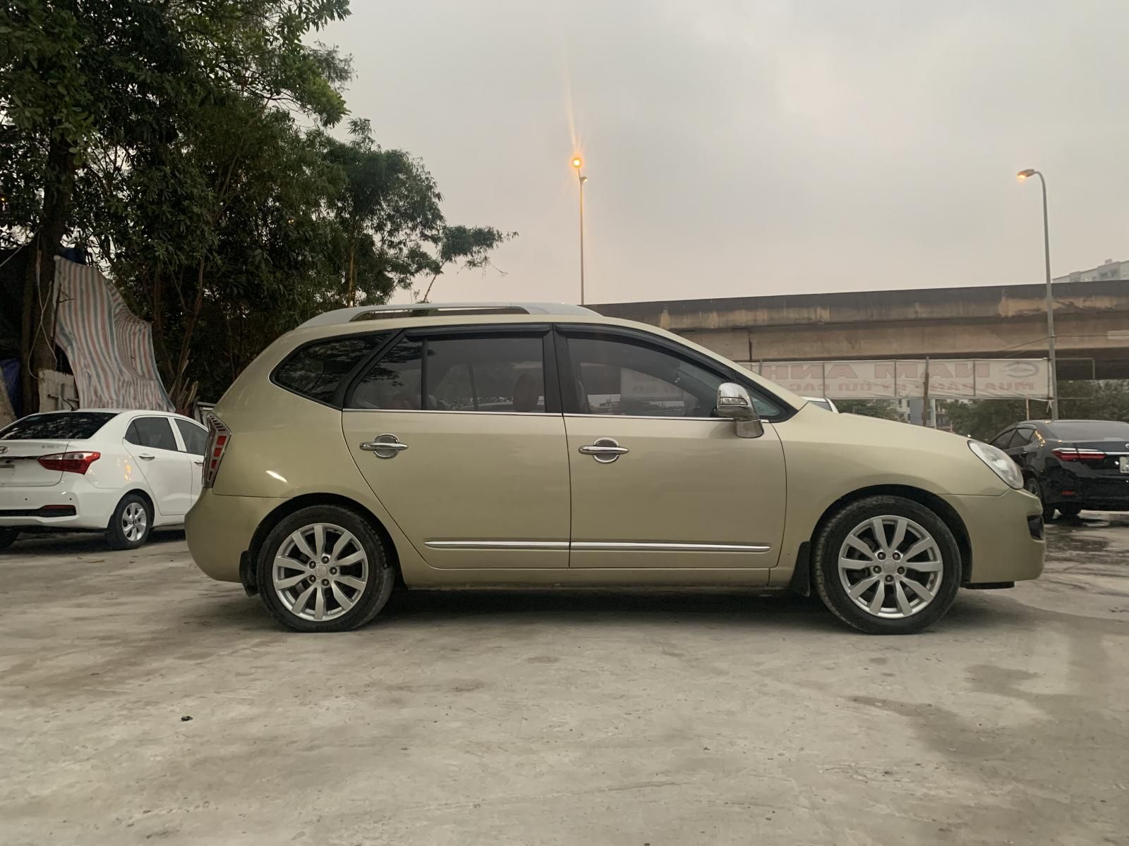 Kia Carens 2011 - Bán ô tô Kia Carens đăng ký 2011 ít sử dụng giá chỉ 290tr