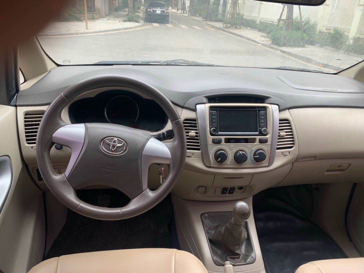 Toyota Innova 2015 - Bán ô tô Toyota Innova 2.0E sản xuất năm 2015, màu bạc