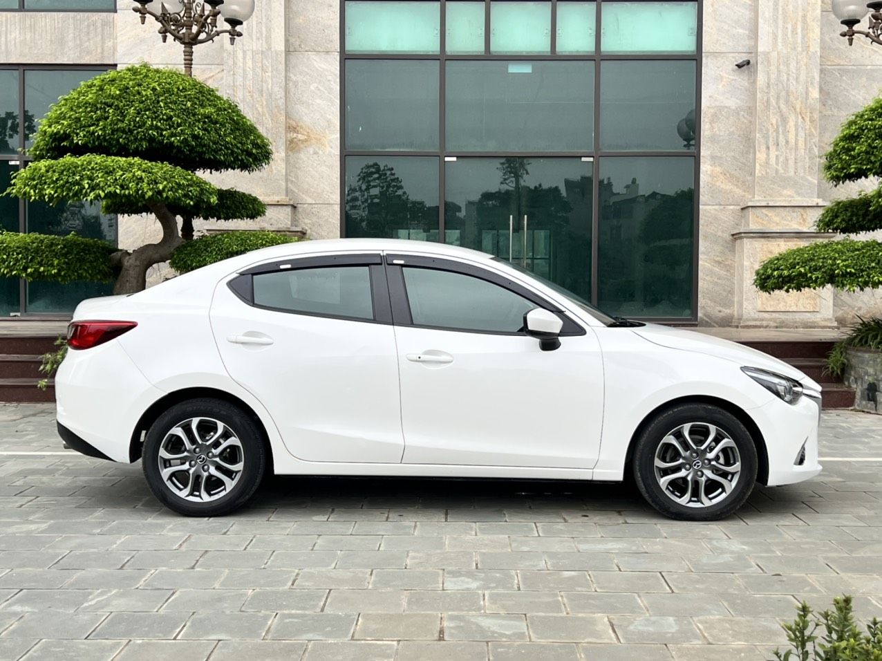 Mazda 2 2020 - Bán xe Mazda 2 1.5AT sản xuất năm 2020, màu trắng, 515 triệu