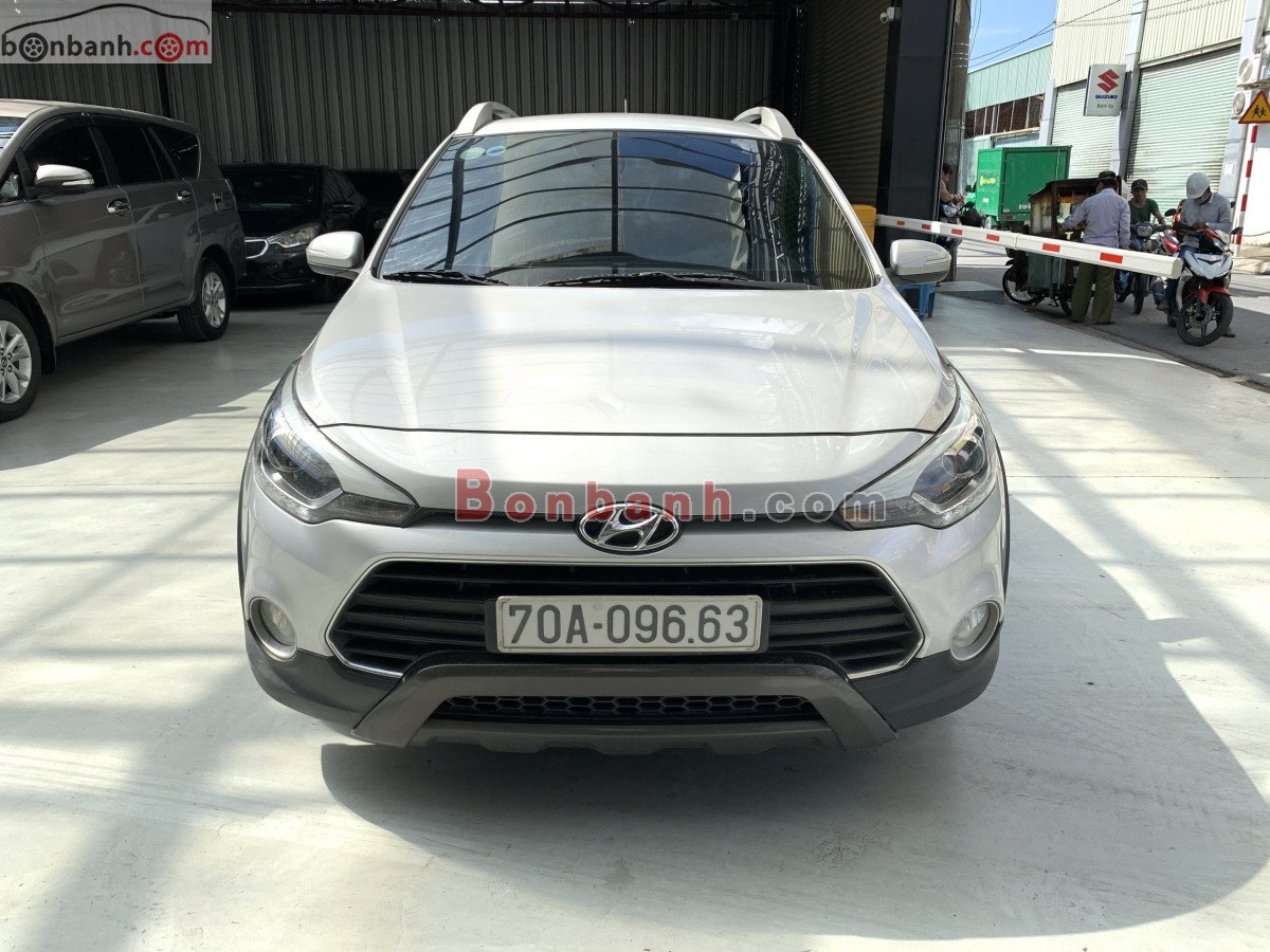 Hyundai i20 Active 2015 - Bán Hyundai i20 Active 1.4AT sản xuất năm 2015, màu bạc