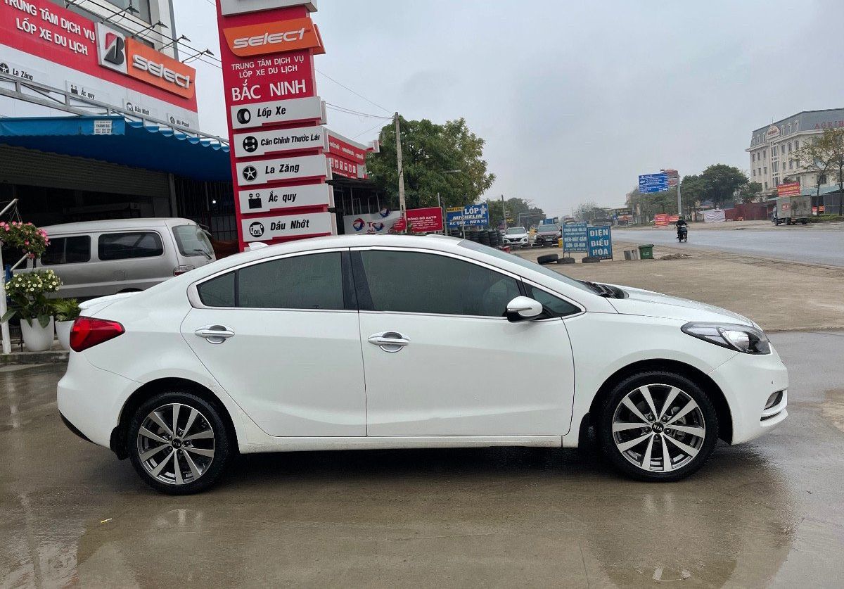 Kia K3 2015 - Bán xe Kia K3 2.0AT sản xuất năm 2015, màu trắng