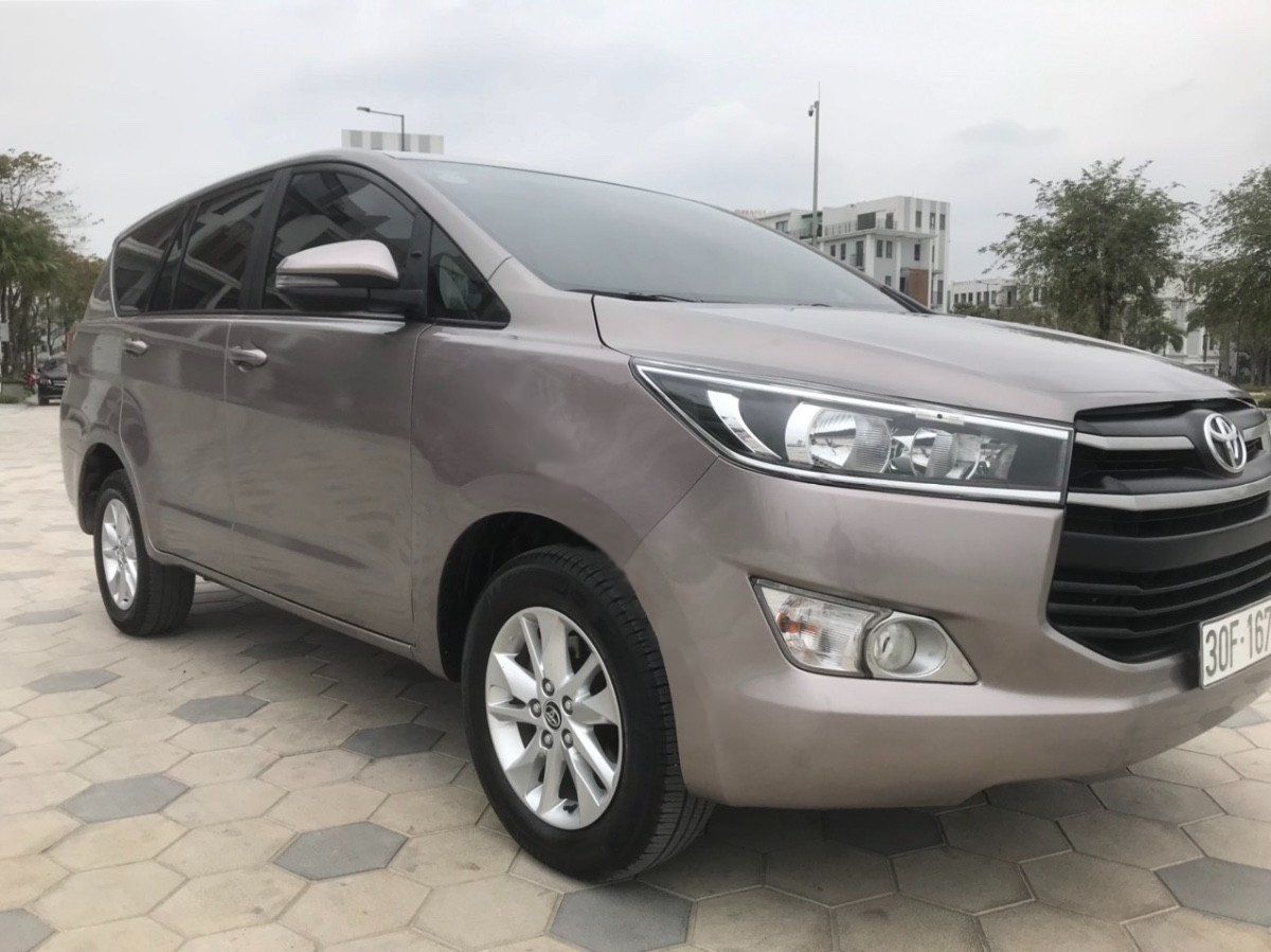 Toyota Innova 2019 - Cần bán lại xe Toyota Innova 2.0E sản xuất 2019, màu nâu số sàn