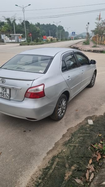 Toyota Vios 2013 - Cần bán Toyota Vios E sản xuất 2013, màu bạc giá cạnh tranh