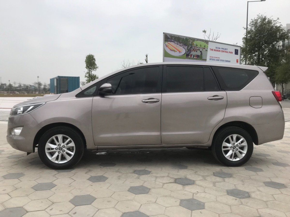 Toyota Innova 2019 - Cần bán lại xe Toyota Innova 2.0E sản xuất 2019, màu nâu số sàn