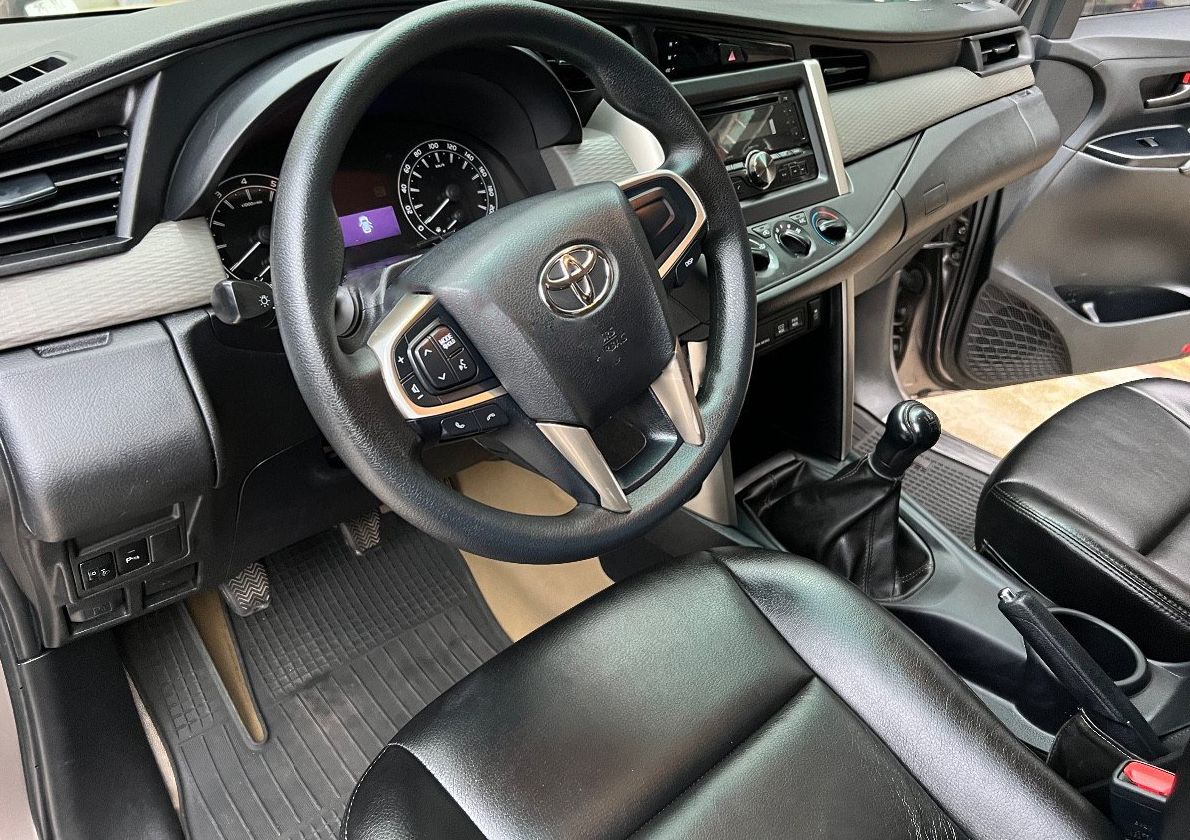 Toyota Innova 2018 - Cần bán xe Toyota Innova 2.0E sản xuất 2018, màu xám, 495tr