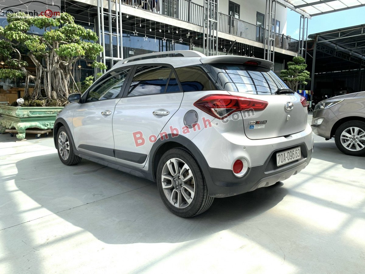 Hyundai i20 Active 2015 - Bán Hyundai i20 Active 1.4AT sản xuất năm 2015, màu bạc