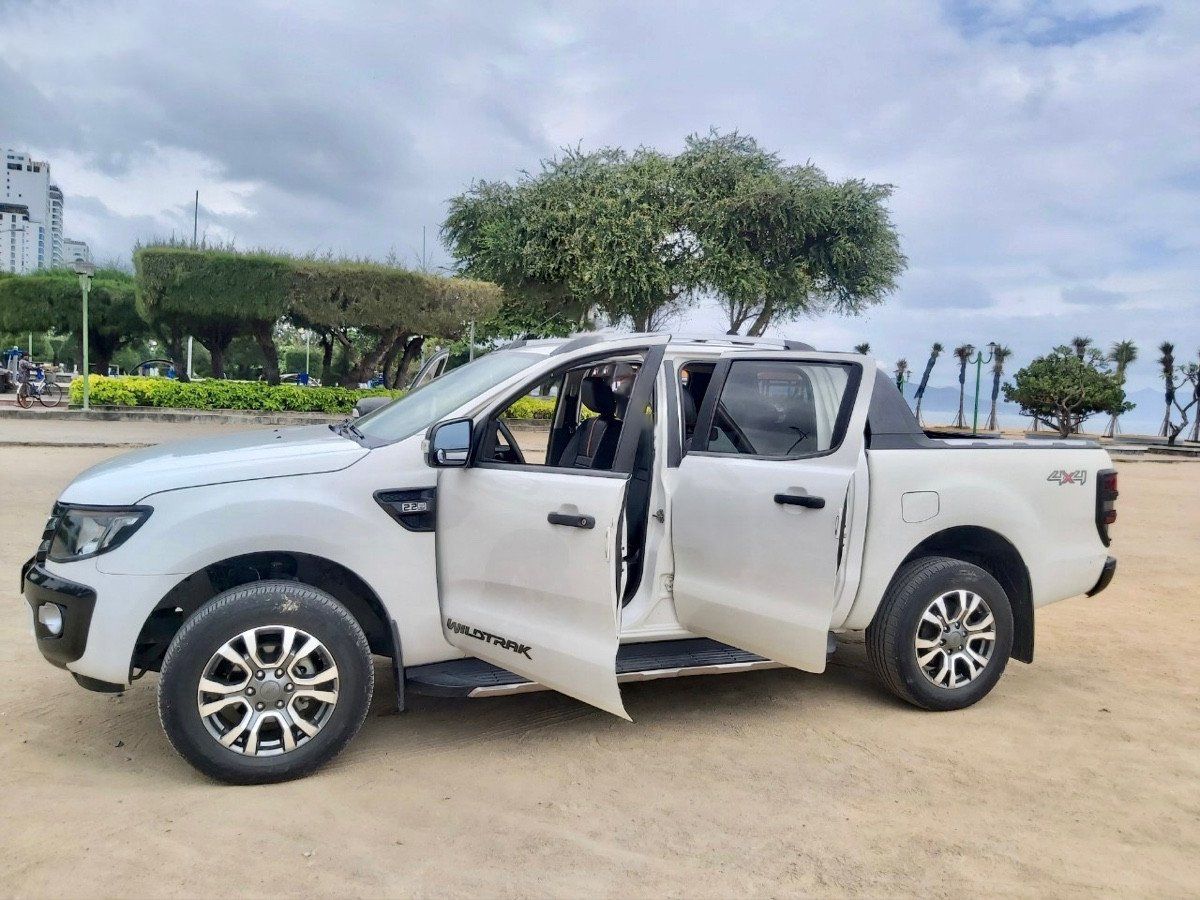 Ford Ranger 2015 - Cần bán xe Ford Ranger sản xuất năm 2015, màu trắng, nhập khẩu