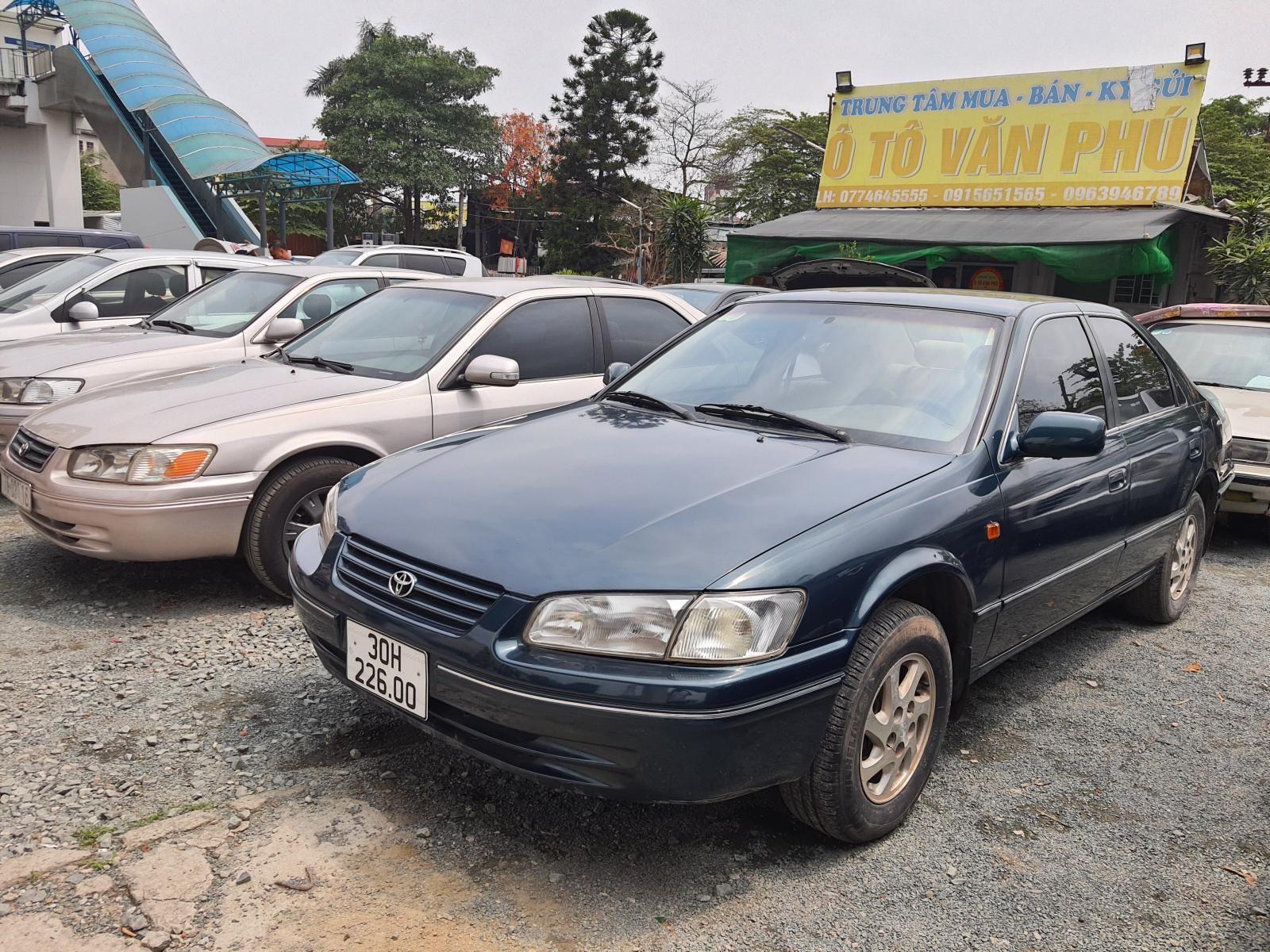 Toyota Camry 1998 - Bán ô tô Toyota Camry đăng ký lần đầu 1998 xe gia đình giá chỉ 165tr