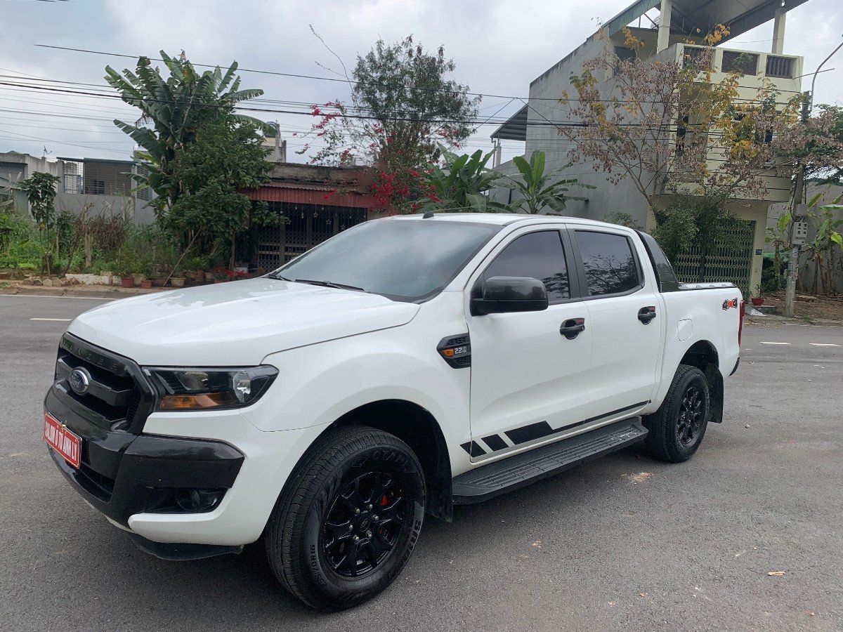 Ford Ranger 2017 - Cần bán Ford Ranger XLS sản xuất 2017, màu trắng, xe nhập còn mới, giá chỉ 590 triệu