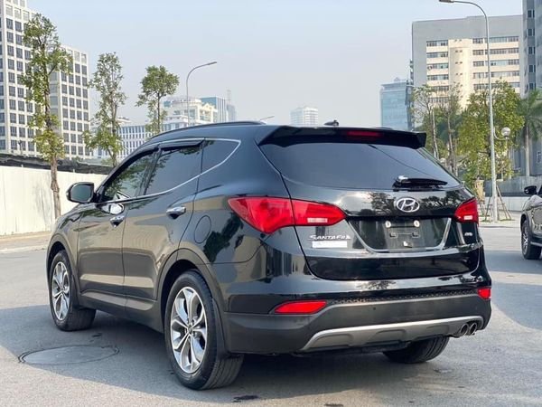 Hyundai Santa Fe 2015 - Cần bán lại xe Hyundai Santa Fe 2.4L máy xăng 2015, màu đen, giá 765tr