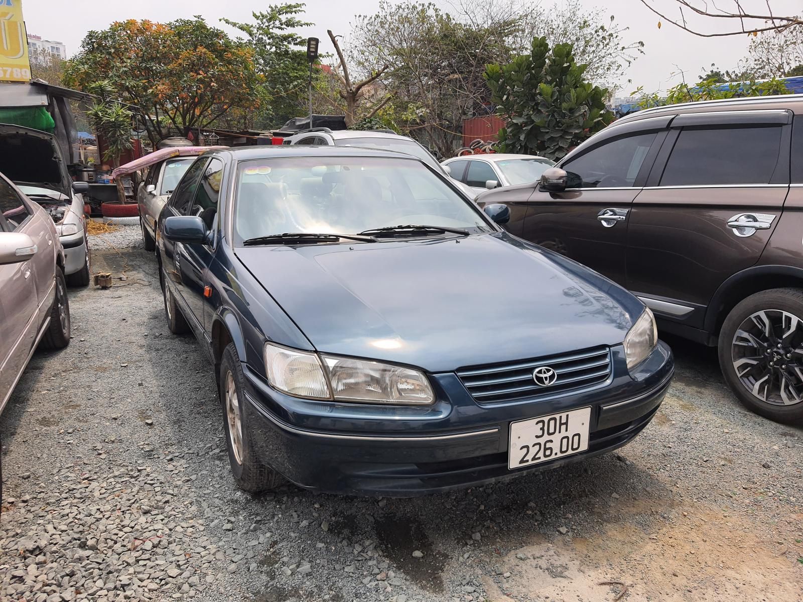 Toyota Camry 1998 - Bán ô tô Toyota Camry đăng ký lần đầu 1998 xe gia đình giá chỉ 165tr