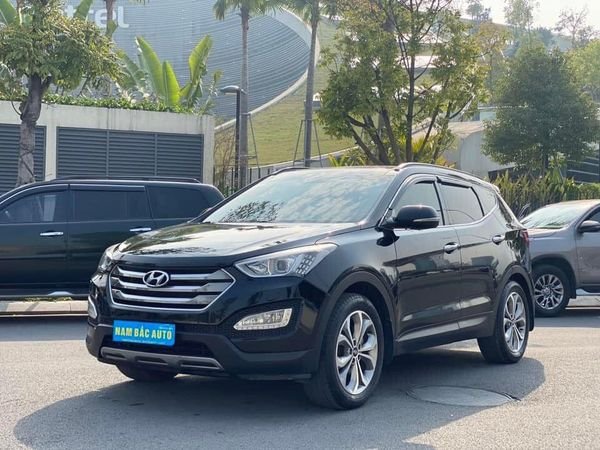 Hyundai Santa Fe 2015 - Cần bán lại xe Hyundai Santa Fe 2.4L máy xăng 2015, màu đen, giá 765tr