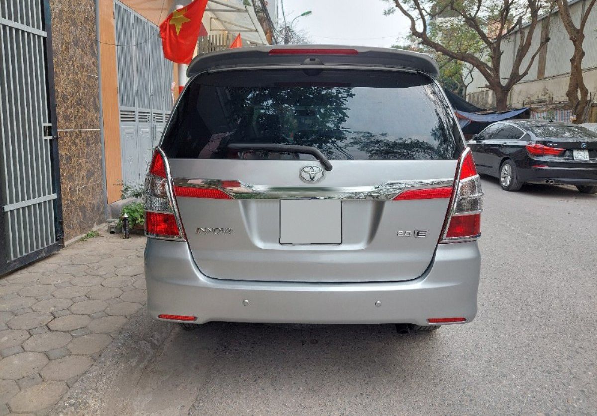 Toyota Innova 2016 - Bán ô tô Toyota Innova 2.0E sản xuất 2016, màu bạc chính chủ