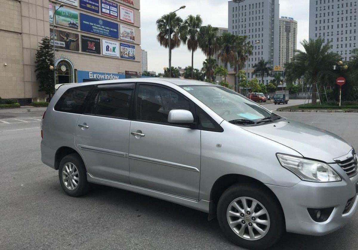 Toyota Innova 2013 - Bán Toyota Innova 2.0V năm sản xuất 2013, màu bạc, giá 399tr