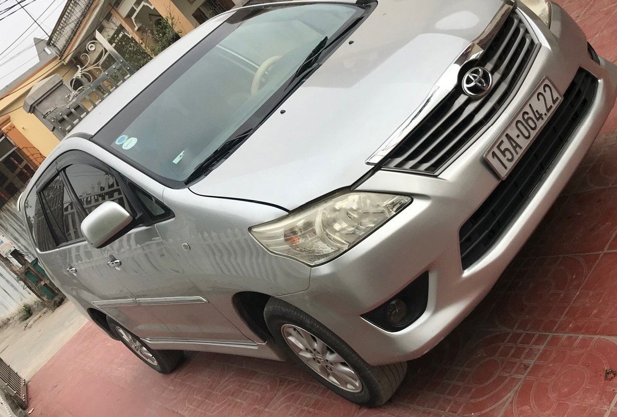 Toyota Innova 2012 - Bán Toyota Innova 2.0E năm sản xuất 2012, màu bạc