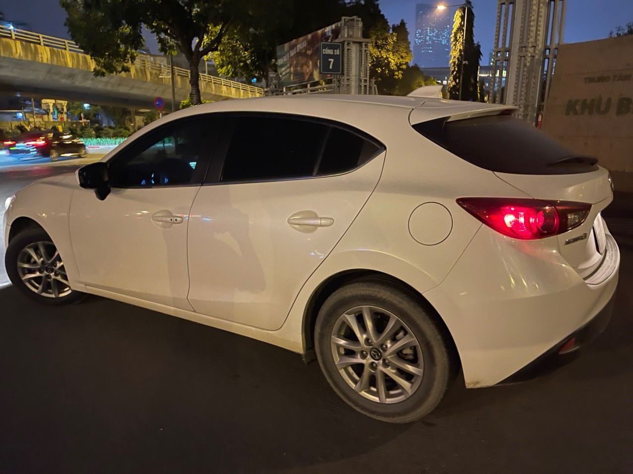 Mazda 3 2016 - Cần bán xe Mazda 3 đời 2016, siêu lướt, màu trắng