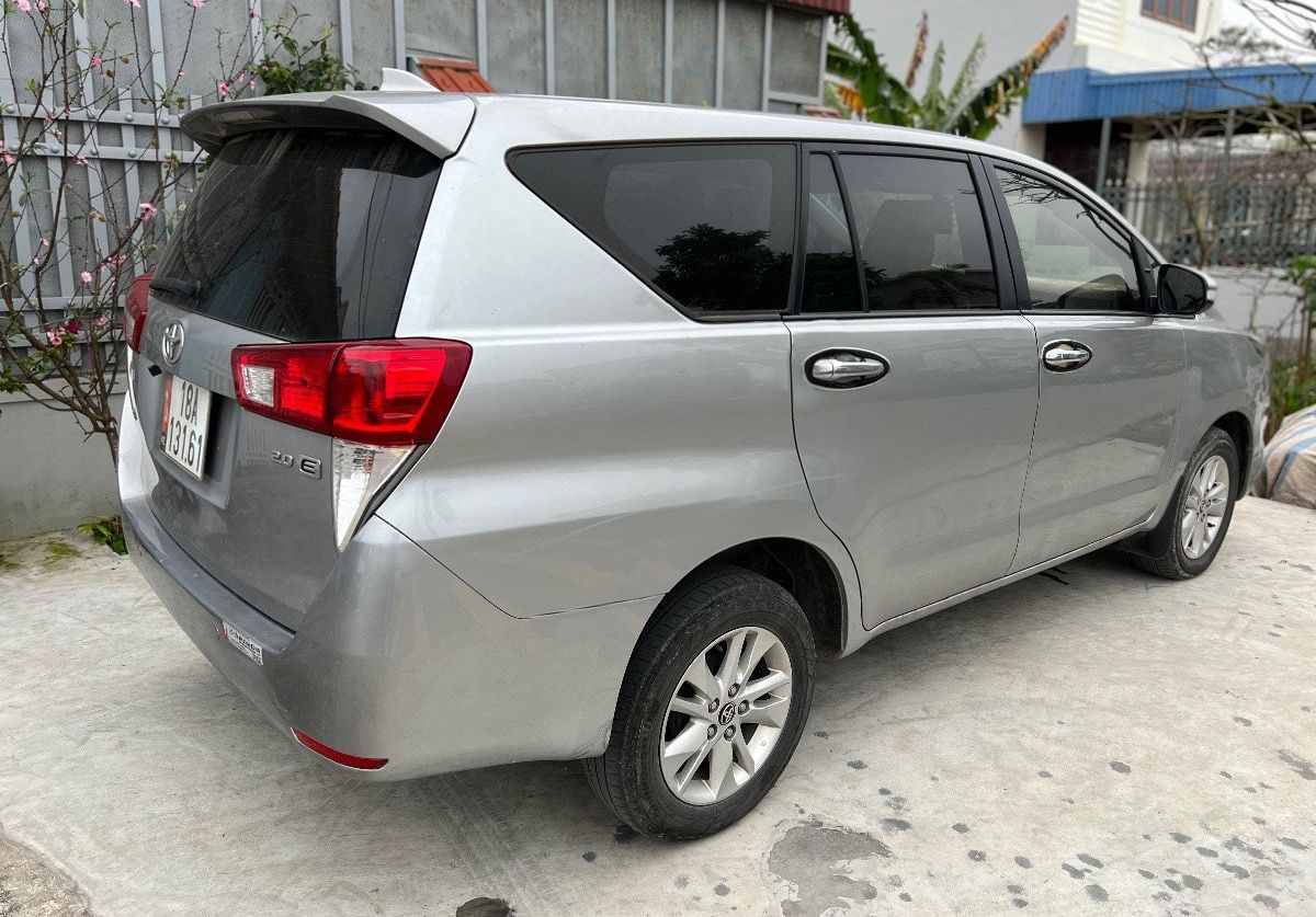 Toyota Innova 2017 - Cần bán Toyota Innova 2.0E sản xuất năm 2017, màu bạc số sàn, giá 470tr