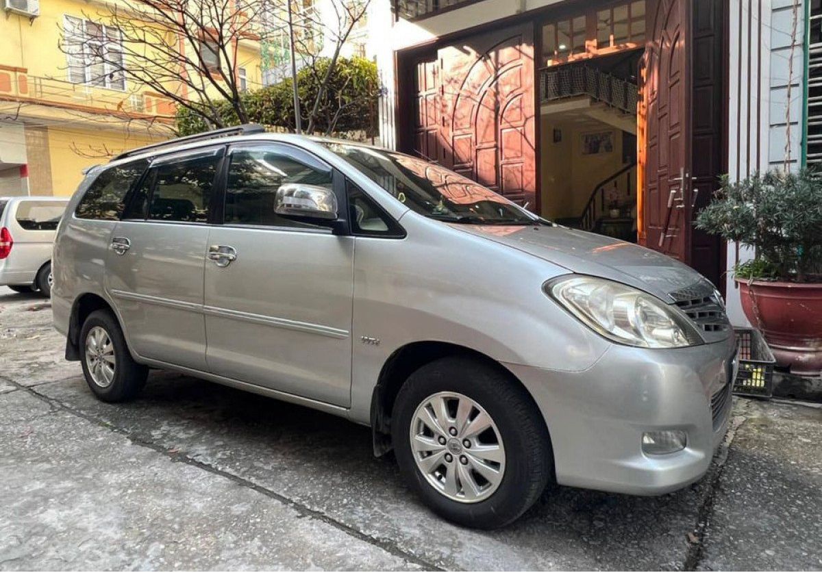 Toyota Innova 2011 - Cần bán gấp Toyota Innova 2.0V năm 2011, màu bạc 