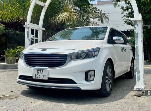 Kia Sedona 2017 - Cần bán Kia Sedona 2.2D ATH  năm sản xuất 2017, màu trắng xe gia đình