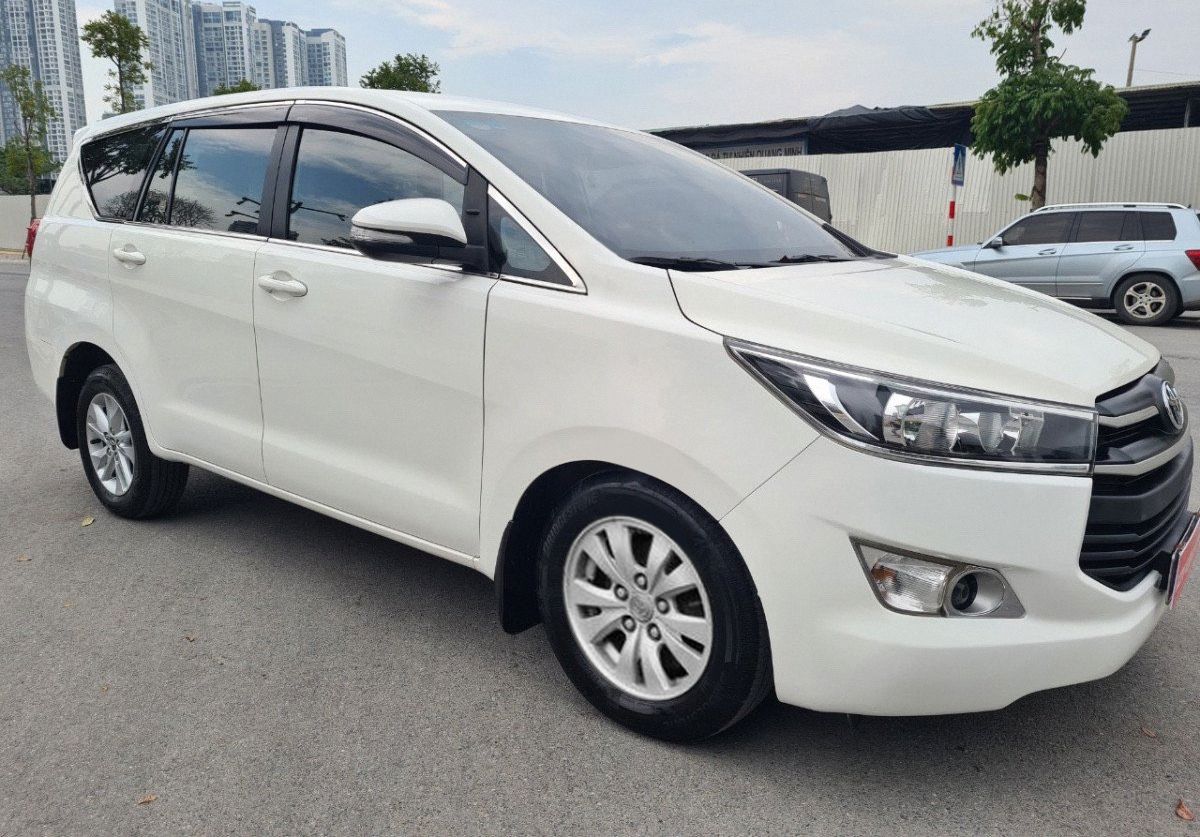 Toyota Innova 2017 - Bán Toyota Innova 2.E năm sản xuất 2017, màu trắng, giá chỉ 475 triệu