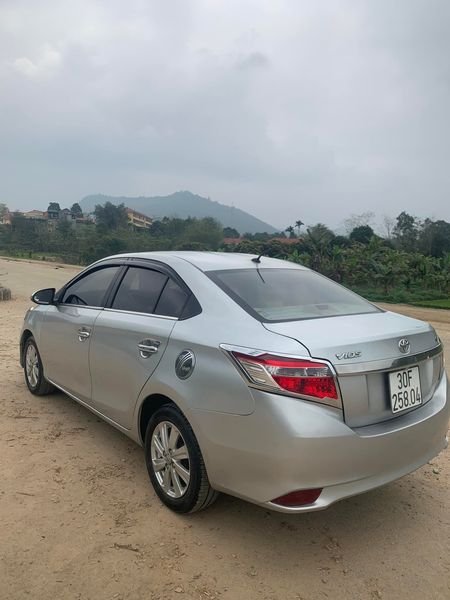 Toyota Vios 2014 - Cần bán lại xe Toyota Vios 1.5E MT sản xuất 2014, màu bạc