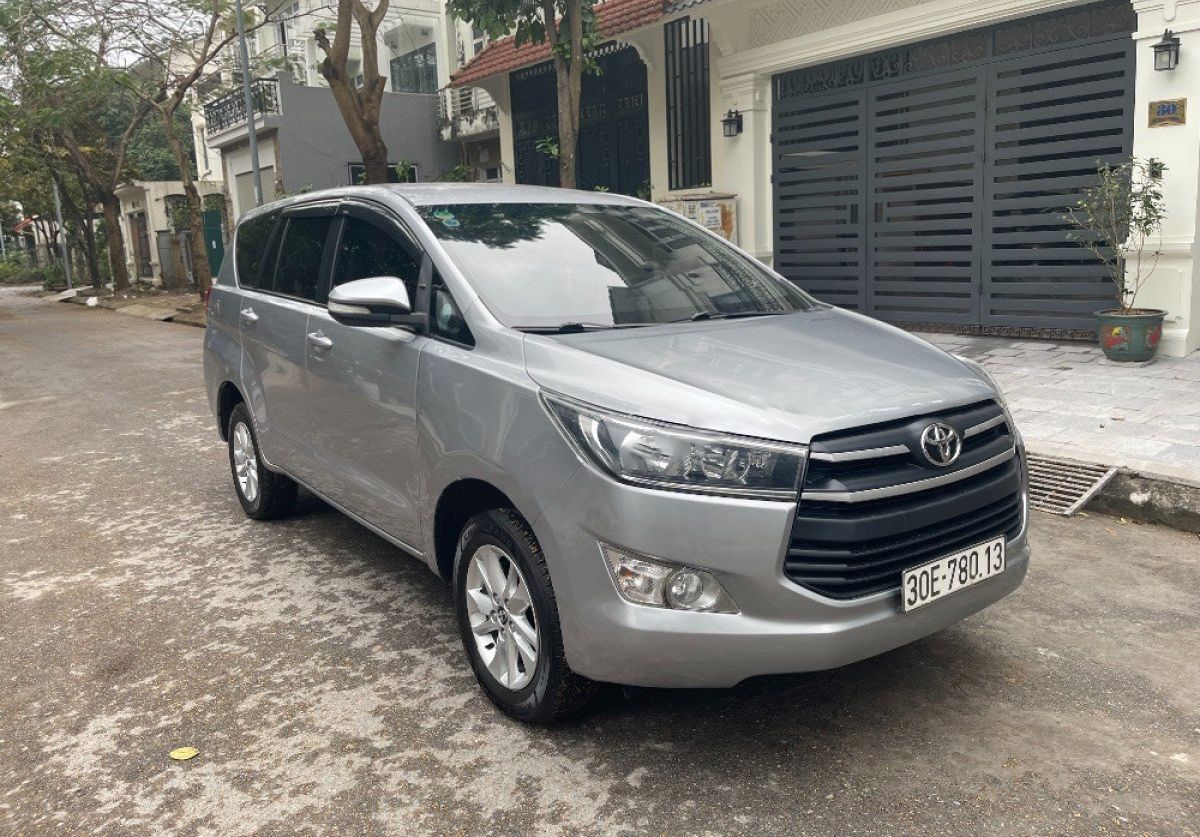 Toyota Innova 2017 - Bán xe Toyota Innova 2.0E năm sản xuất 2017, màu ghi xám, giá 470tr