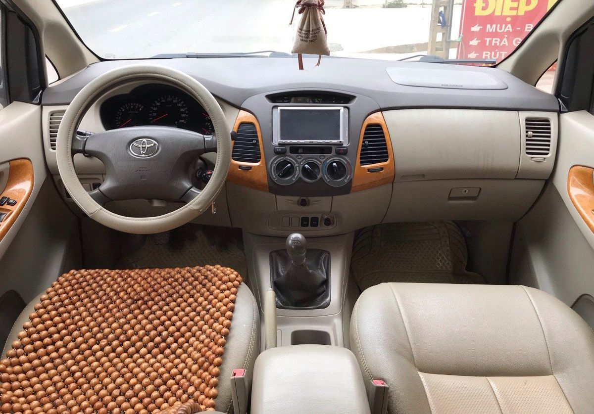 Toyota Innova 2010 - Bán xe Toyota Innova 2.0G sản xuất 2010, màu bạc số sàn