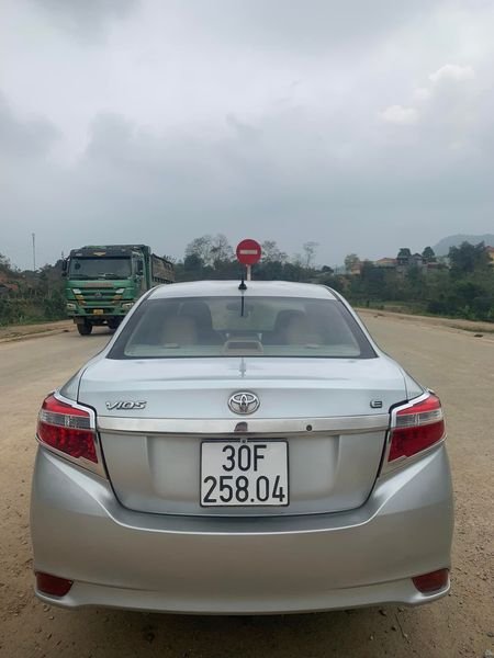 Toyota Vios 2014 - Cần bán lại xe Toyota Vios 1.5E MT sản xuất 2014, màu bạc