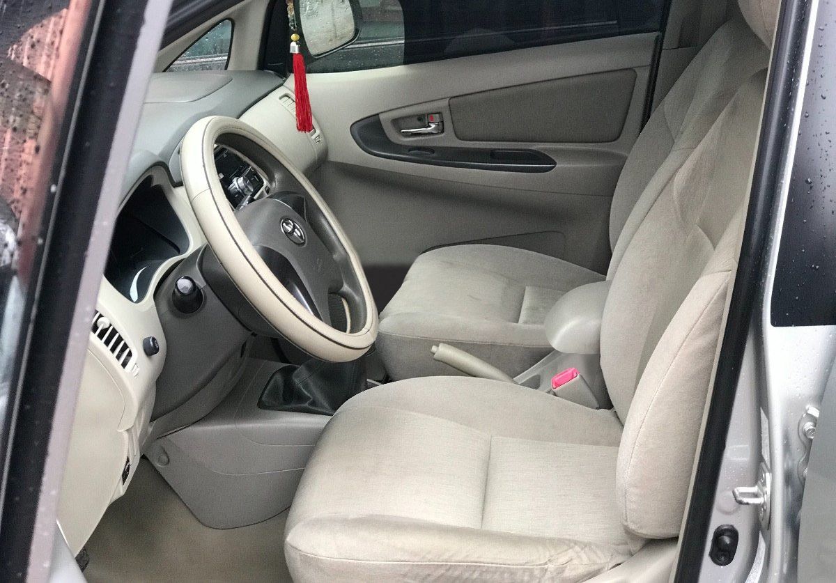 Toyota Innova 2015 - Bán Toyota Innova 2.0E sản xuất 2015, màu bạc 