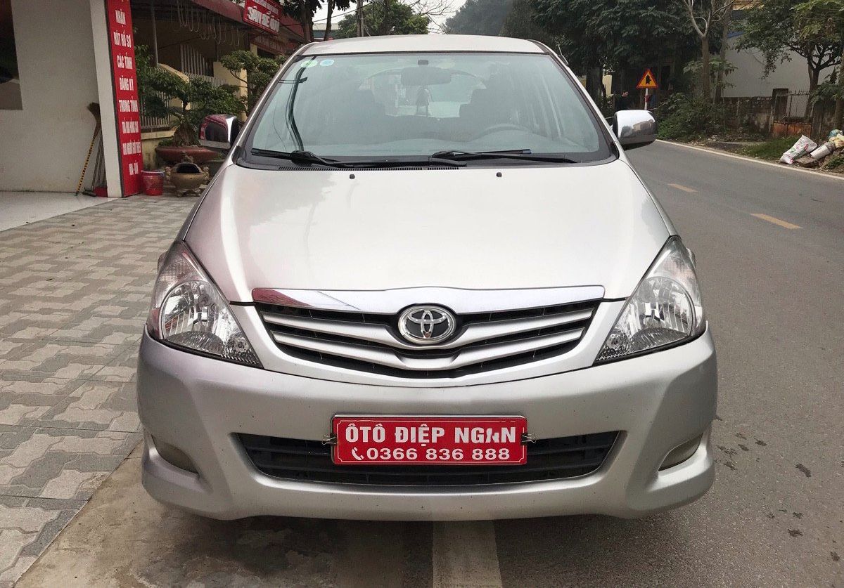 Toyota Innova 2010 - Bán xe Toyota Innova 2.0G sản xuất 2010, màu bạc số sàn