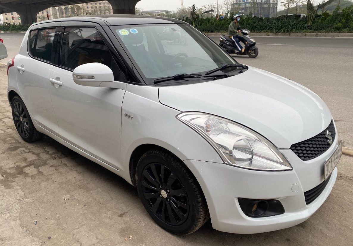 Suzuki Swift 2015 - Cần bán lại xe Suzuki Swift 1.4AT năm sản xuất 2015, màu trắng