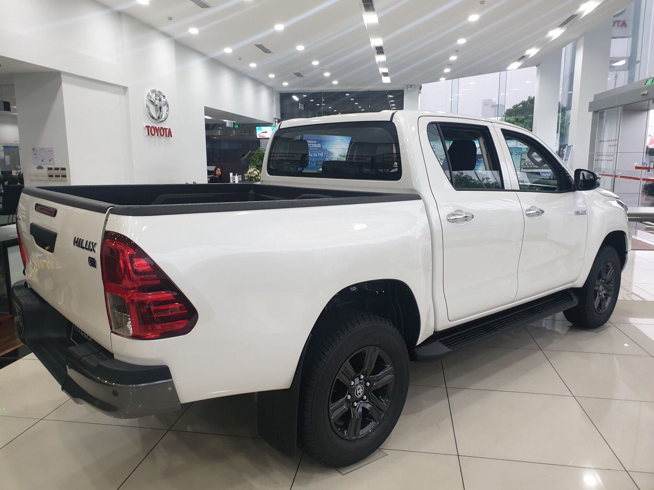 Toyota Hilux 2022 - Toyota Nam Định bán Toyota Hilux 2022 2.5E 4x2 MT, chỉ 160tr nhận xe, ưu đãi lớn, trả góp tối đa 80%, lãi cực thấp