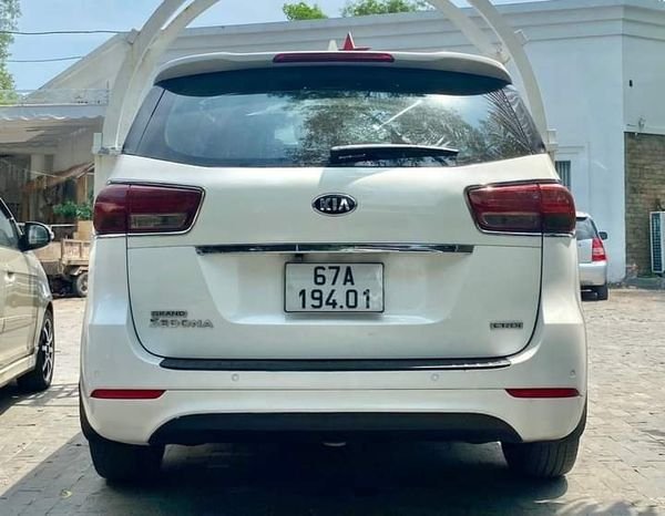 Kia Sedona 2017 - Cần bán Kia Sedona 2.2D ATH  năm sản xuất 2017, màu trắng xe gia đình