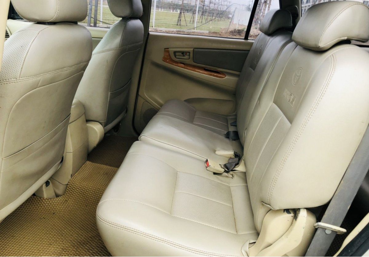 Toyota Innova 2011 - Xe Toyota Innova 2.0G năm sản xuất 2011, màu vàng cát