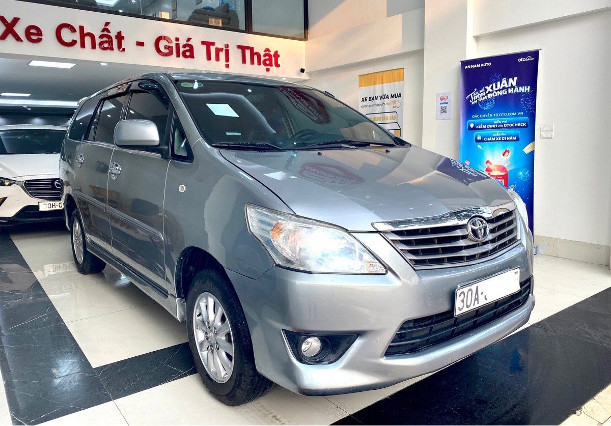 Toyota Innova 2013 - Cần bán lại xe Toyota Innova 2.0E sản xuất 2013, màu bạc xe gia đình, 340tr