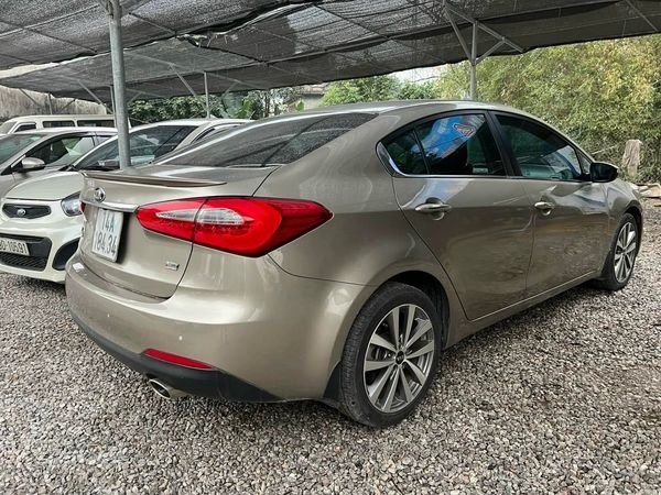 Kia K3 2015 - Bán Kia K3 năm 2015, màu vàng cát, giá tốt