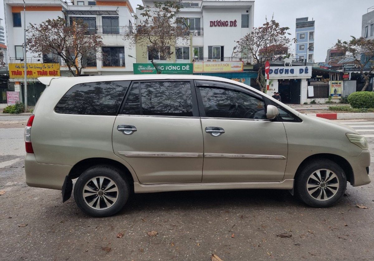 Toyota Innova 2012 - Cần bán lại xe Toyota Innova 2.0E sản xuất năm 2012, màu vàng 