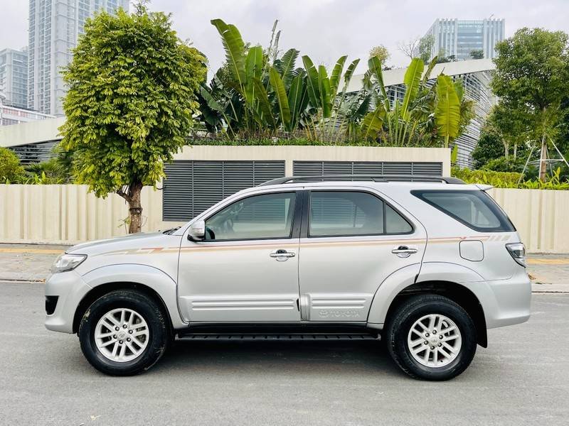 Toyota Fortuner 2013 - Bán Toyota Fortuner năm 2013, màu bạc còn mới