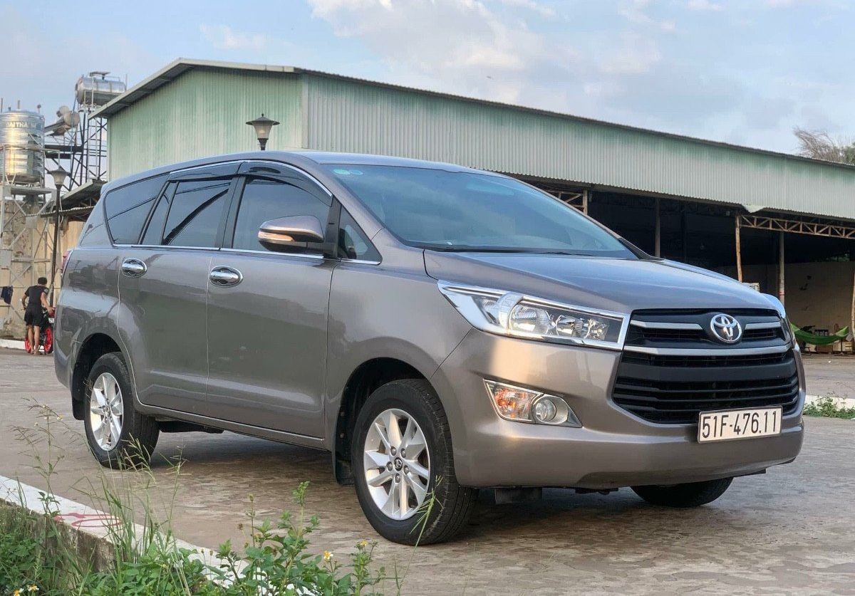 Toyota Innova 2017 - Cần bán lại xe Toyota Innova 2.0E sản xuất năm 2017, màu xám