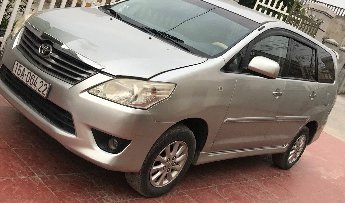 Toyota Innova 2012 - Bán Toyota Innova 2.0E năm sản xuất 2012, màu bạc