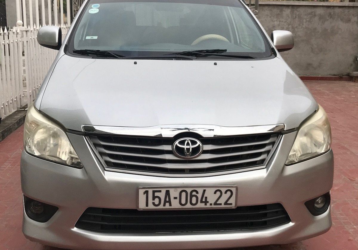 Toyota Innova 2012 - Bán Toyota Innova 2.0E năm sản xuất 2012, màu bạc