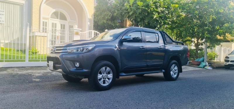 Toyota Hilux 2017 - Bán Toyota Hilux năm sản xuất 2017, màu xám, xe nhập còn mới